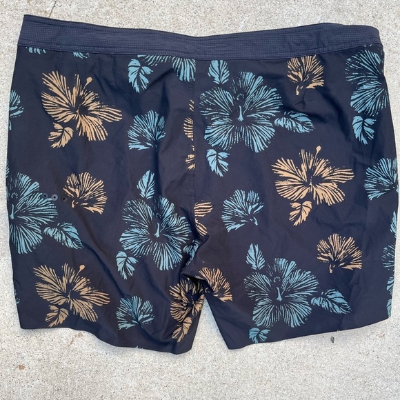 Men's Vuori Shorts Multicolor Floral 38 Pocket Active Logo Beach Gym Surf Swim - Picture 10 of 10